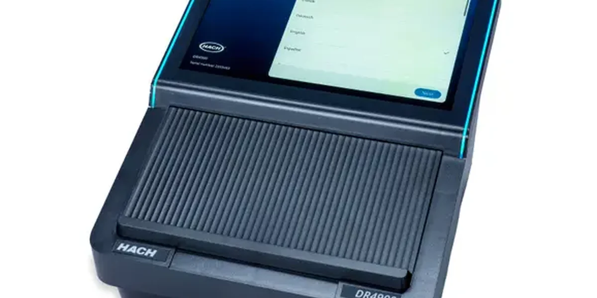 Máy quang phổ HACH DR4900 trên bàn thí nghiệm với dụng cụ phân tích nước